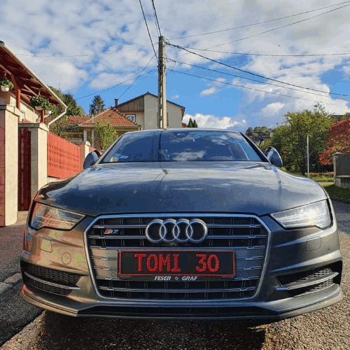 egyedi rendszámtábla